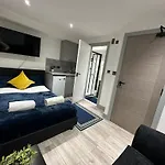 Serviced Ensuite Double Room - Near Greenwich Park - The O2 Arena - Nearby Transport Links To Central London - New Cross Station - Lewisham Se14