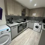 Serviced Ensuite Double Room - Near Greenwich Park - The O2 Arena - Nearby Transport Links To Central London - New Cross Station - Lewisham Se14